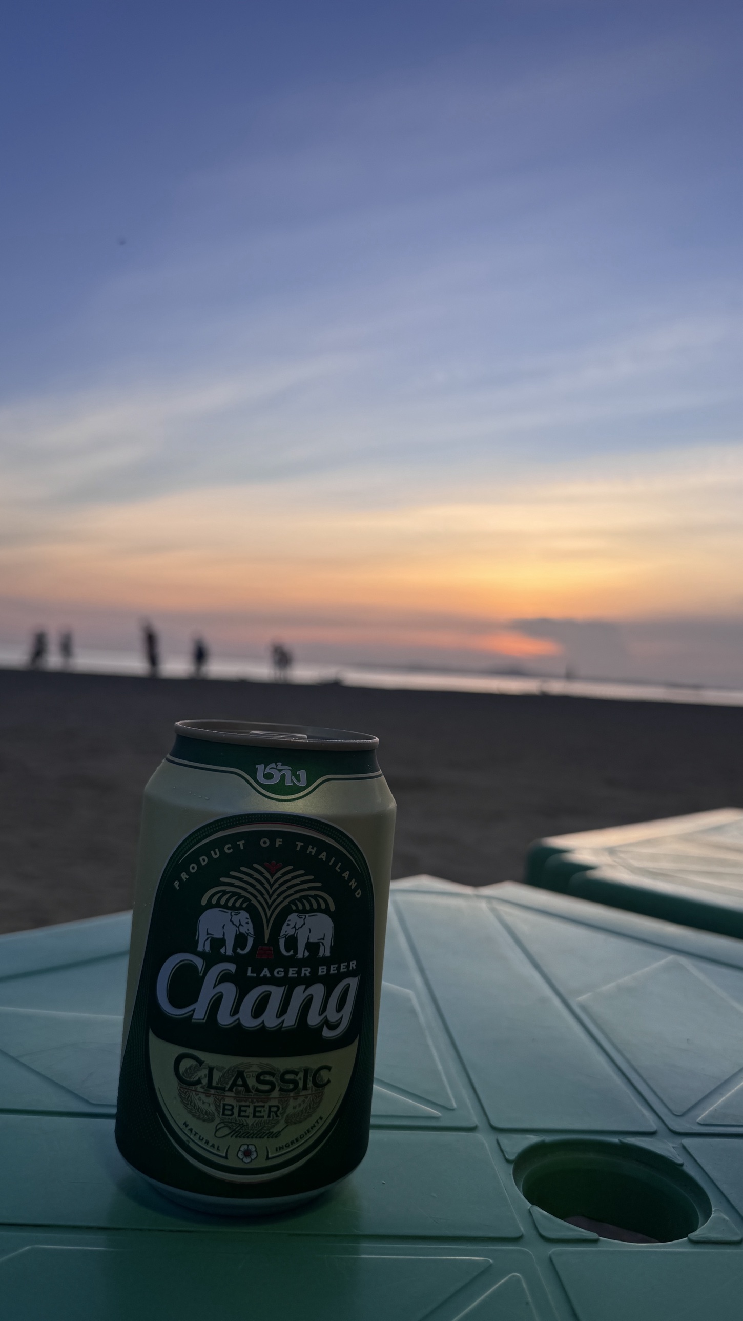 パタヤのビーチで夕日を見ながらチャンビール